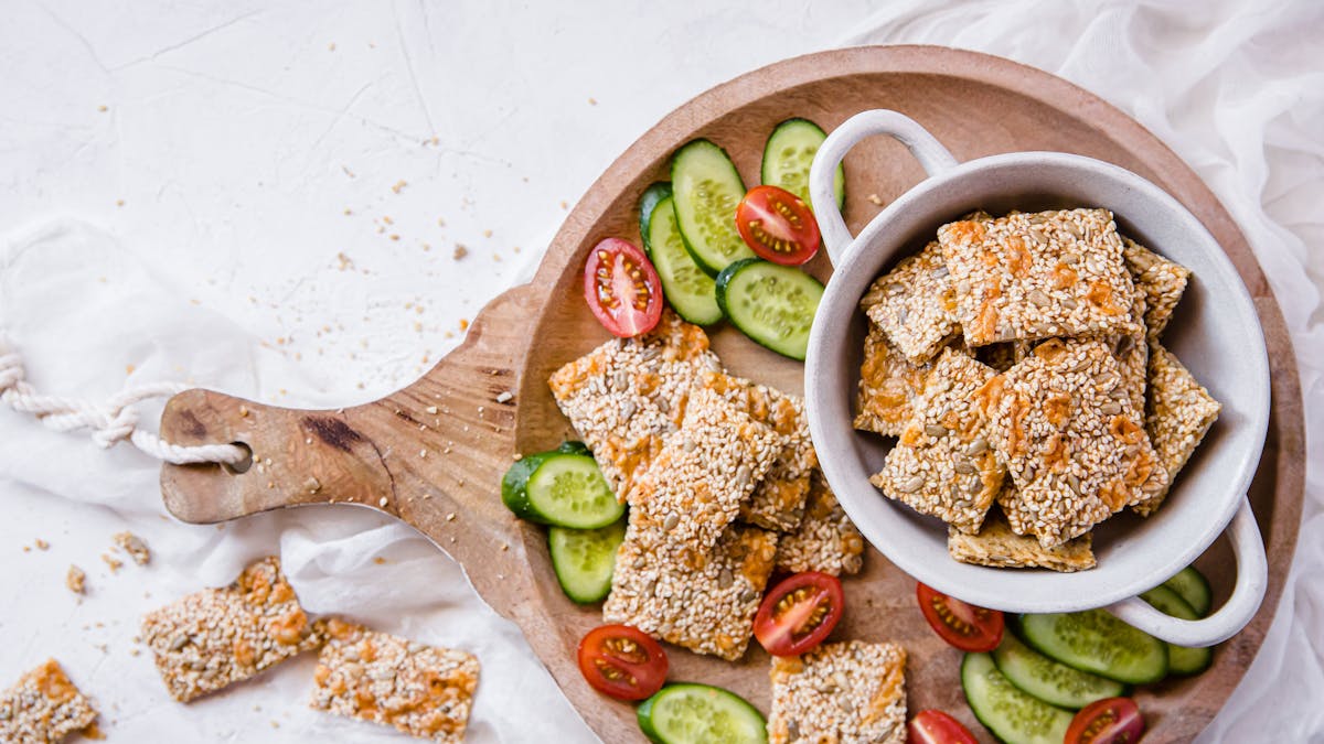 Low carb sesame crispbread