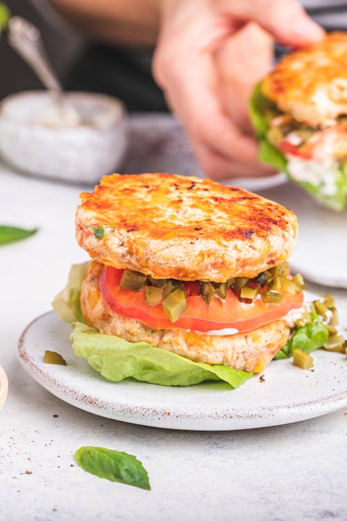 Chicken cheeseburgers with green garlic dressing