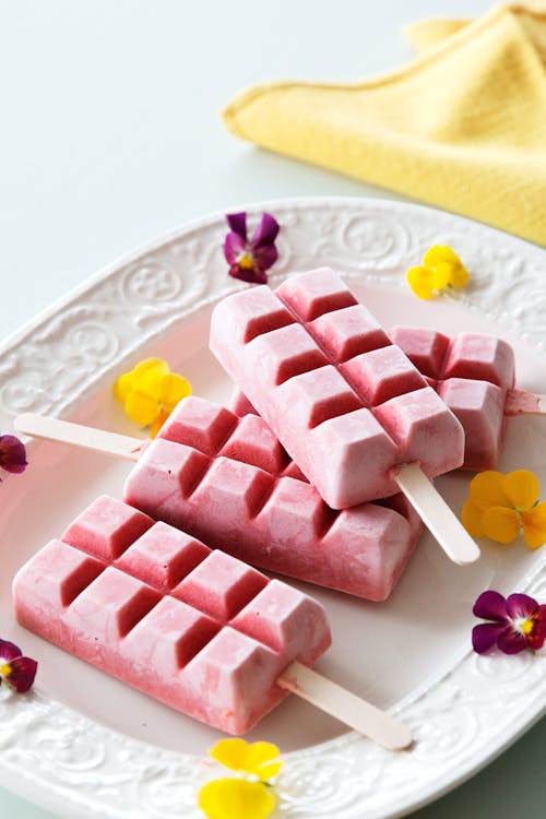 Low carb frozen yogurt popsicles