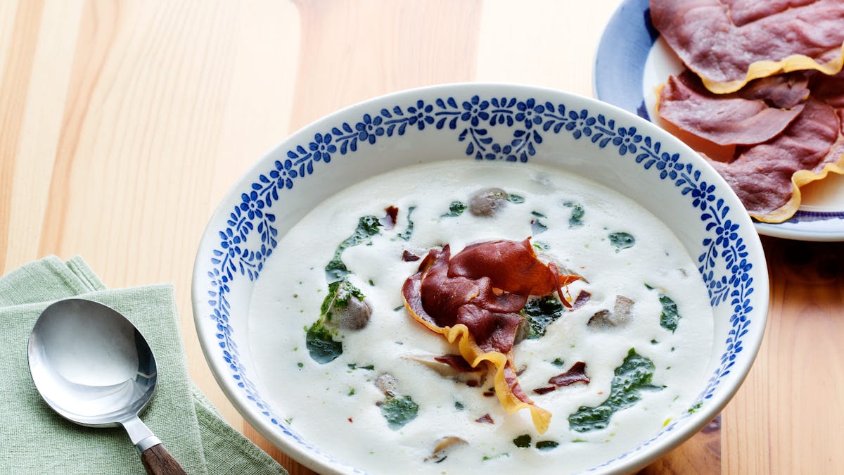 Low carb mushroom soup with Parma-ham chips