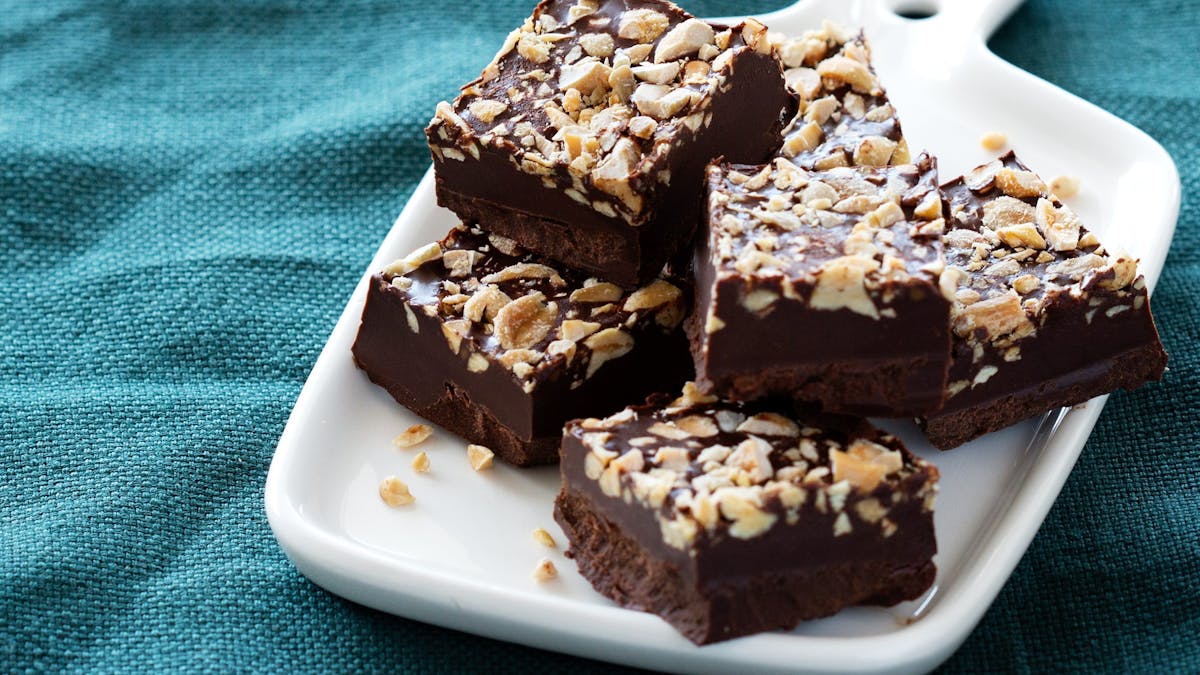 Low carb chocolate and peanut squares
