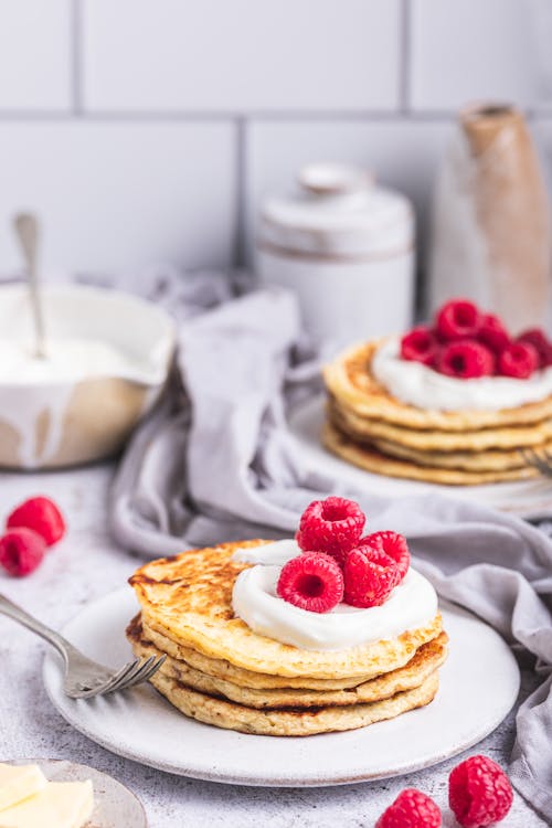 Protein pancakes with Greek yogurt and raspberries