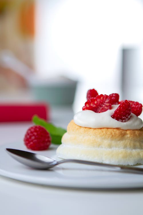 Low carb pavlova with fresh berries