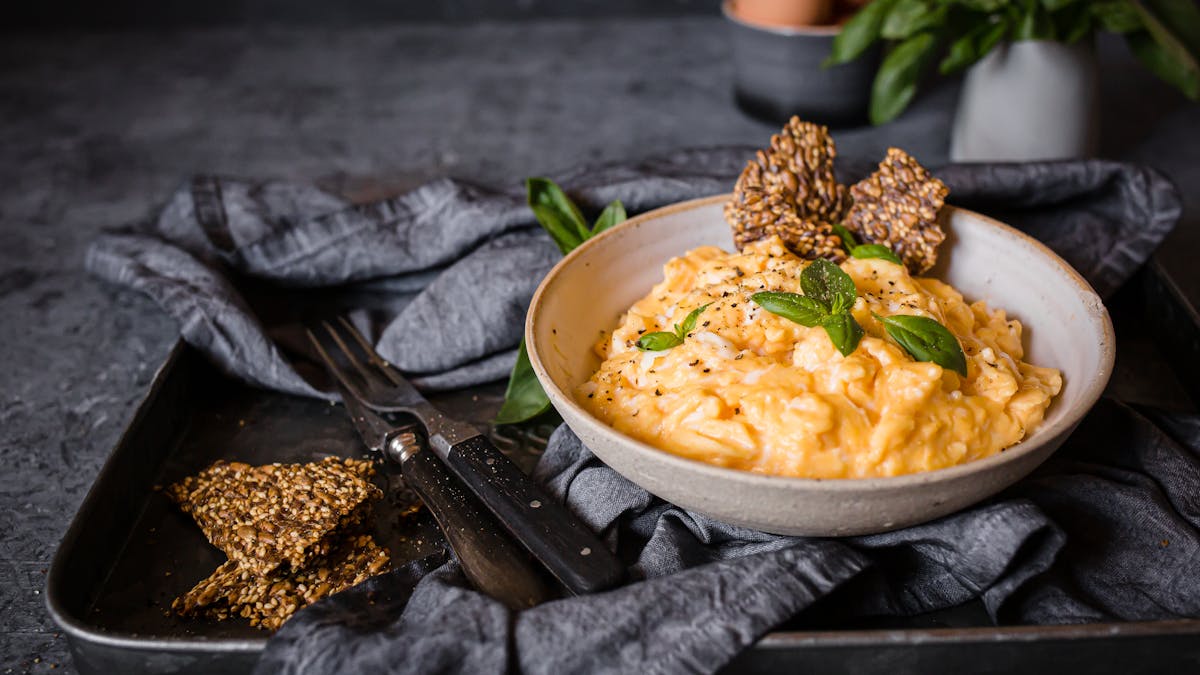 Scrambled eggs with basil and butter