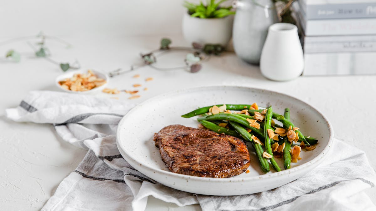 Sirloin steak with butter-fried green beans and almonds