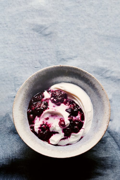 Yogurt swirl with instant jam